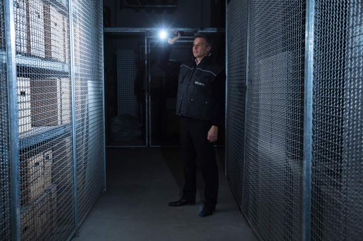 Agent de sécurité effectuant une ronde de surveillance de nuit Clermont-Ferrand
